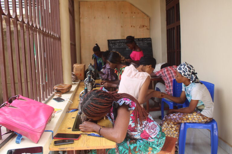 Lire la suite à propos de l’article La formation en coupe et couture aux jeunes filles-mères célibataires cheffes des ménages âgées de moins de 25 ans ; vers une solution à leurs problèmes